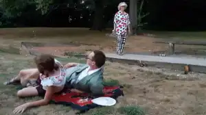 toneelscene bij jeu de boule baan.webp